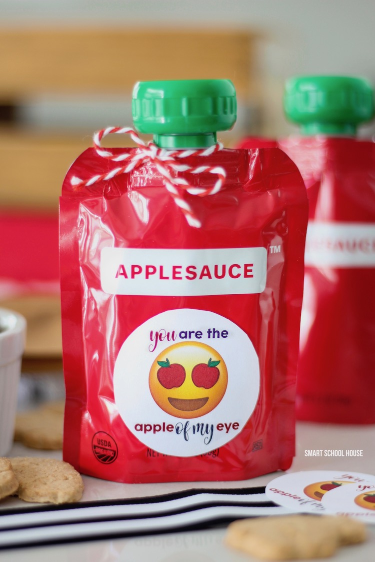 How cute are these applesauce squeeze pouches?! You are the Apple of My Eye Applesauce Valentine. Gluten free, nut free, dairy free, and ORGANIC Valentine idea. Free printable. Emoji with apple eyes. #ValentinesDay #DIYValentine #glutenfree #nutfree #dairyfree #organic