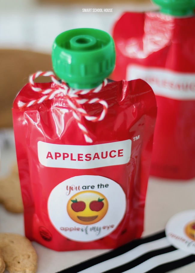 How cute are these applesauce squeeze pouches?! You are the Apple of My Eye Applesauce Valentine. Gluten free, nut free, dairy free, and ORGANIC Valentine idea. Free printable. Emoji with apple eyes. #ValentinesDay #DIYValentine #glutenfree #nutfree #dairyfree #organic