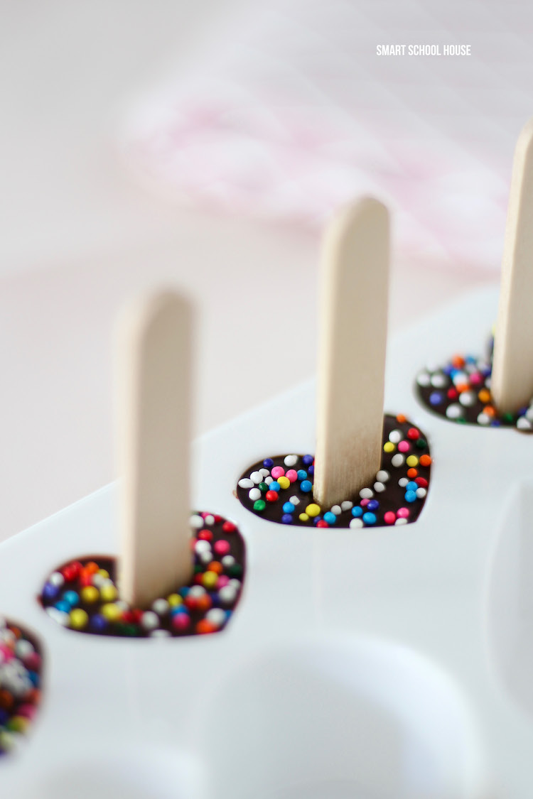 THESE ARE SO CUTE! Heart Hot Chocolate Sticks #hotchocolate #hotcocoa #hotchocolatesticks #hotchocolatebar #valentinesday #chocolate