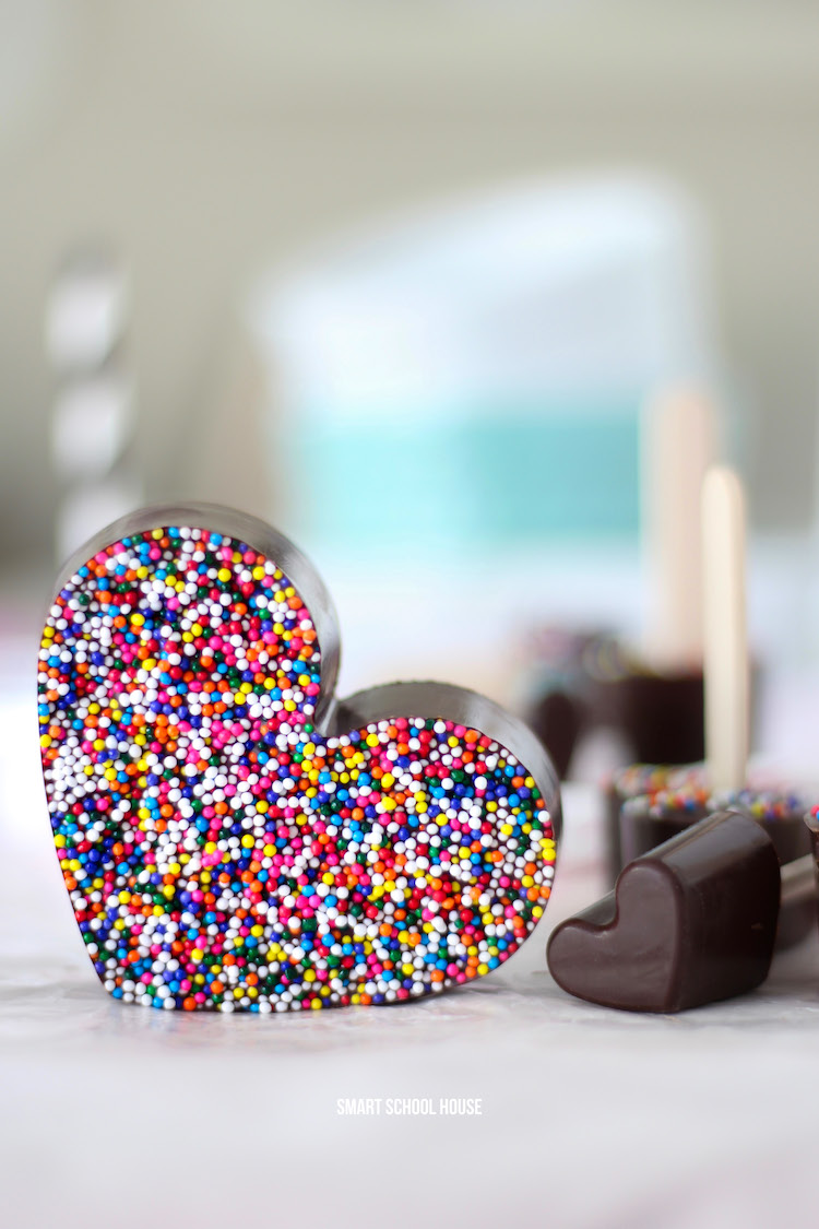 THESE ARE SO CUTE! Heart Hot Chocolate Sticks #hotchocolate #hotcocoa #hotchocolatesticks #hotchocolatebar #valentinesday #chocolate