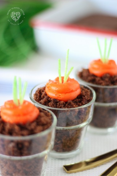 Carrots never looked so cute!! This Brownie Carrot Patch is a no-fail Easter dessert you'll make every single year. An adorable Brownie Carrot Patch inside of a little cup for spring or Easter! #Easter #Brownies #CarrotPatch
