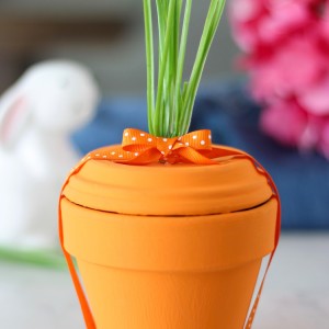 Terra Cotta Pot Carrot - ADORABLE! Paint terra cotta pots to make them look like carrots for spring or easter! Put gifts inside or use them as decoration. #terracotta #terracottapot #easter #easterdecor #carrot #springdecor