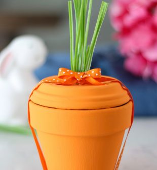 Terra Cotta Pot Carrot - ADORABLE! Paint terra cotta pots to make them look like carrots for spring or easter! Put gifts inside or use them as decoration. #terracotta #terracottapot #easter #easterdecor #carrot #springdecor