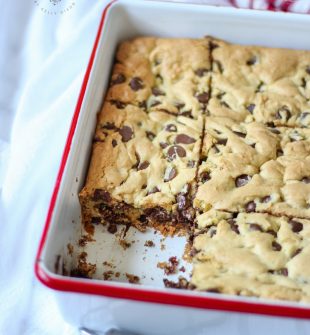 LAZY CHOCOLATE CHIP COOKIE BARS - These will be gone in no time! CORRECTION: These WERE gone in no time! #chocolatechipcookies #cookierecipe #lazychocolatechipcookiebars