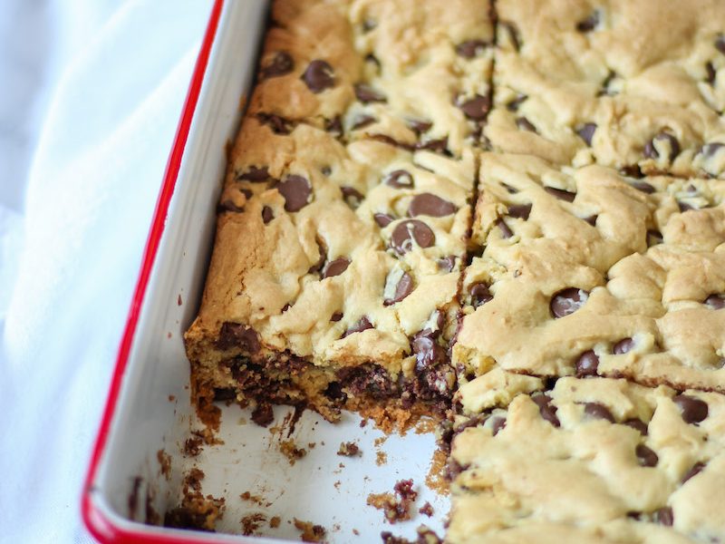 LAZY CHOCOLATE CHIP COOKIE BARS - These will be gone in no time! CORRECTION: These WERE gone in no time! #chocolatechipcookies #cookierecipe #lazychocolatechipcookiebars