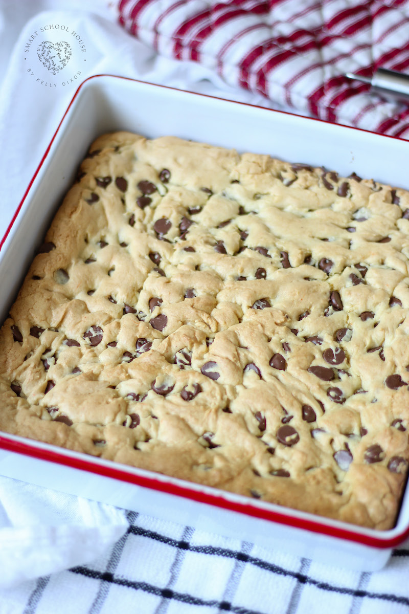 LAZY CHOCOLATE CHIP COOKIE BARS - These will be gone in no time! CORRECTION: These WERE gone in no time! #chocolatechipcookies #cookierecipe #lazychocolatechipcookiebars