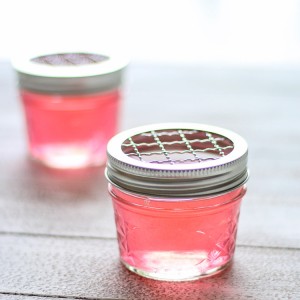 How to make your very own gel air fresheners with any essential oils or fragrance oils you like! It takes about 5 minutes to make 2 full jars. DIY Air Freshener, DIY Air Fresheners, DIY Home, Smell Hacks, How to Make Your Home Smell Good