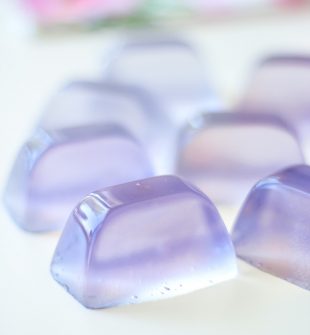 LAVENDER SOAP JELLIES! Wiggly, giggly, foaming soap cubes that smell SO GOOD! Can be used in the bath, shower, or as hand soap. These are fun to make and even fun to use! #soapjellies #lavender