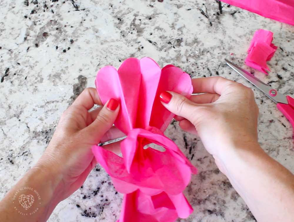 HOW TO MAKE TISSUE PAPER FLOWERS! DIY Tissue Paper Flowers are simple, quick, and inexpensive. They are also a fun craft idea for kids! The also make great decorations and party décor. #tissuepaperflowers #DIYpartydecor #kidscraftideas