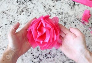 HOW TO MAKE TISSUE PAPER FLOWERS! DIY Tissue Paper Flowers are simple, quick, and inexpensive. They are also a fun craft idea for kids! The also make great decorations and party décor. #tissuepaperflowers #DIYpartydecor #kidscraftideas