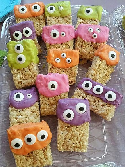 These Rice Krispie Treat Monsters are SO EASY and they're completely adorable! They're awesome for a Halloween party or even a monster birthday party! Fun!