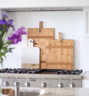 Decorating with Wood Cutting Boards. #cuttingboards #farmhousekitchen #kitchendecor