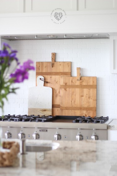 Decorating with Wood Cutting Boards. #cuttingboards #farmhousekitchen #kitchendecor