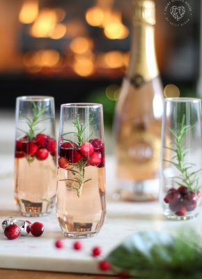 Christmas Sparkling Rose & Delicious Appetizer Idea #ChristmasDrinks #ChristmasCocktails #ChristmasAppetizers #ChristmasPartyIdeas
