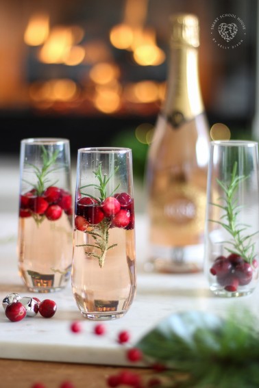 Christmas Sparkling Rose & Delicious Appetizer Idea #ChristmasDrinks #ChristmasCocktails #ChristmasAppetizers #ChristmasPartyIdeas