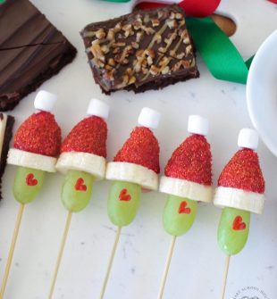 Grinch Skewers for Christmas. SO EASY! The perfect Grinch Christmas idea for the holidays #Grinch #GrinchGrapes