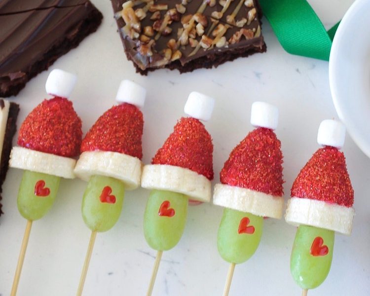 Grinch Skewers for Christmas. SO EASY! The perfect Grinch Christmas idea for the holidays #Grinch #GrinchGrapes