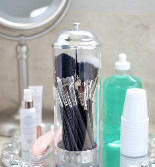 Organization and Tidy Tips - Use a straw dispenser to organize and store makeup brushes. Brilliant and cute! More must-see tips here. #MakeUpBrushes #BathroomOrganization #TidyTips #OrganizingTips