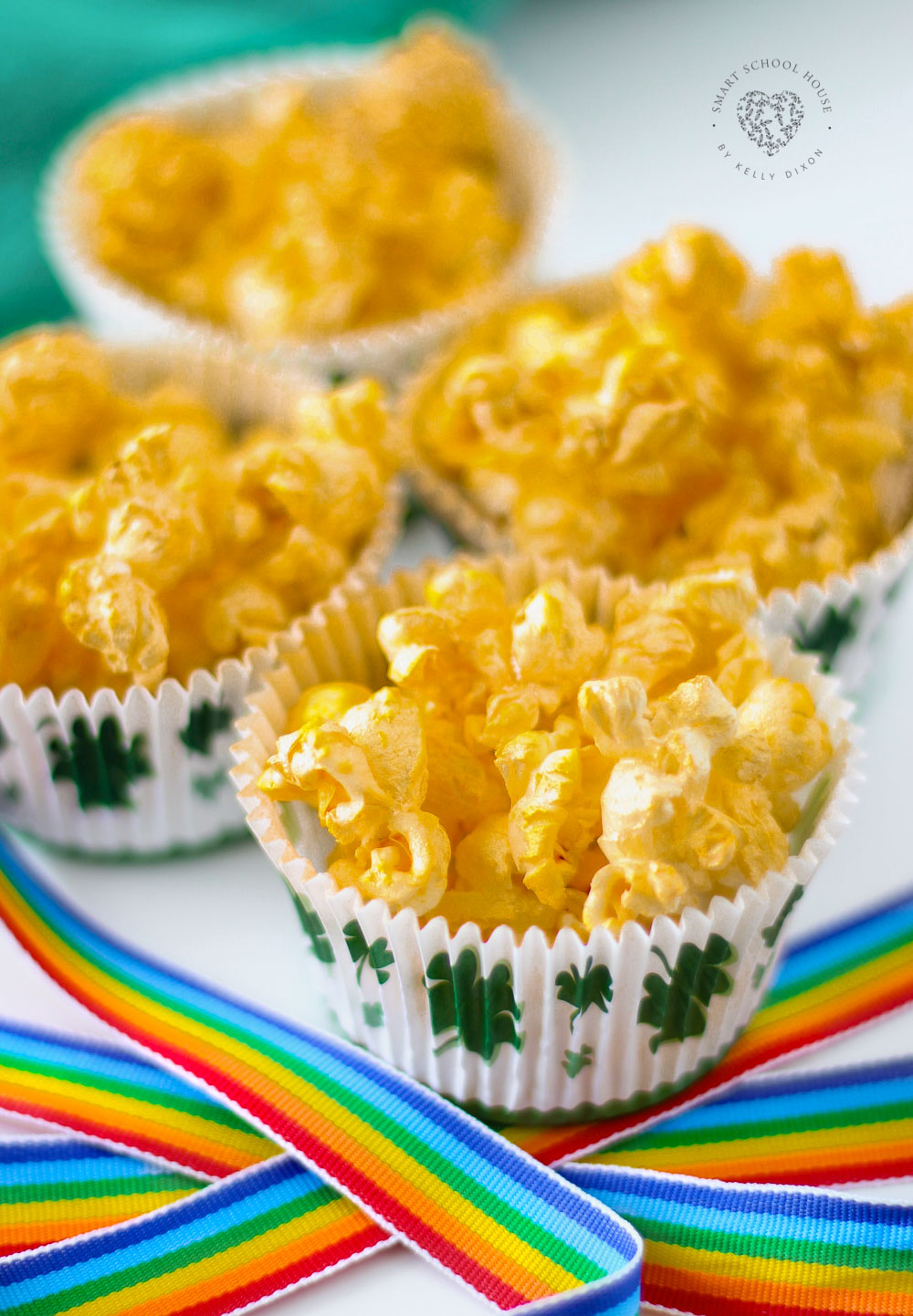 Gold Popcorn for St. Patrick's Day! Sparkly golden popcorn made with edible gold spray. #StPatricksDay #Popcron #RainbowCrafts