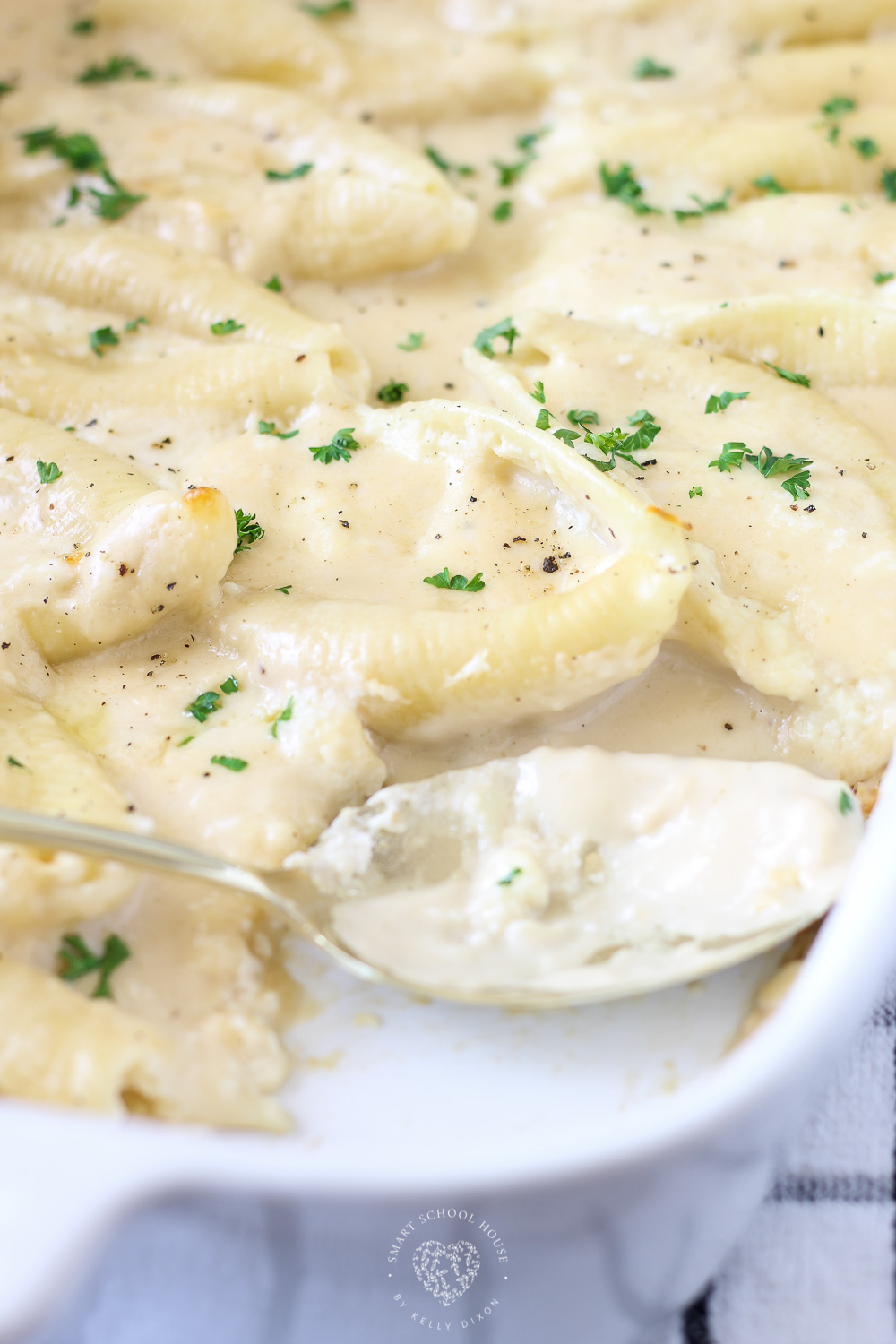 Cheesy Alfredo Shells: Alfredo meets loaded jumbo shells in this easy to bake dish. It is full of flavor and easy to have on your table for dinner tonight. #Alfredo #JumboShells #EasyDinner #Pasta