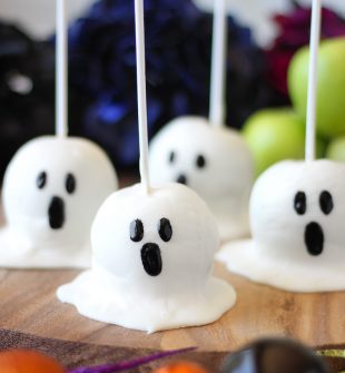 Boo! How to make perfect gourmet looking Candy Apple Ghost in 3 simple steps.