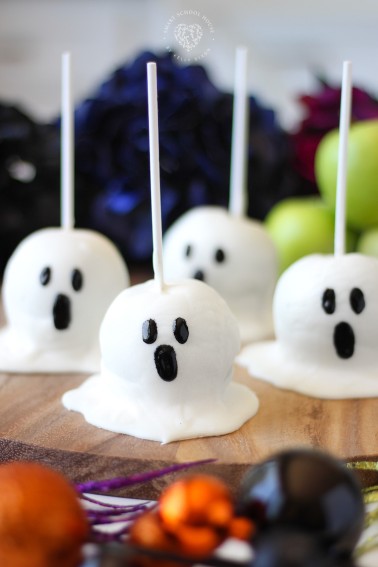 Boo! How to make perfect gourmet looking Candy Apple Ghost in 3 simple steps.