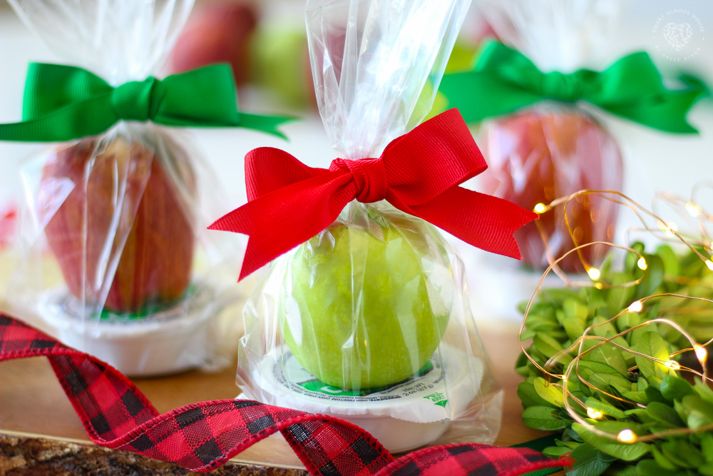 Whip up this caramel apple goodie bag to deliver to friends and family for a treat! Make them for back to school, Halloween, Thanksgiving, or Christmas! 