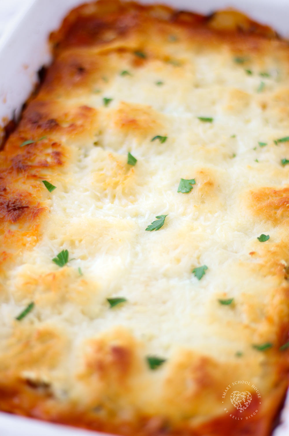 Million Dollar Lazy Lasagna: Baked Ravioli Casserole Recipe. Easy dinner idea for kids and families. Everyone loves lasagna! #pastarecipes #lazylasagna #lasagnarecipes #casserolerecipes #ravioli #bakedcasseroles #bakedrecipes