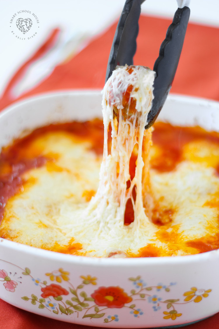 Bakso Parmigiana adalah bakso keju dengan saus tomat yang dipanggang langsung di oven, tanpa dikocok atau digoreng!  Cukup baik untuk makan malam mewah untuk disajikan untuk liburan dan juga ramah anak.  Anda Akan Terperangah Untuk Bakso Parmesan Casserole Baked Ini