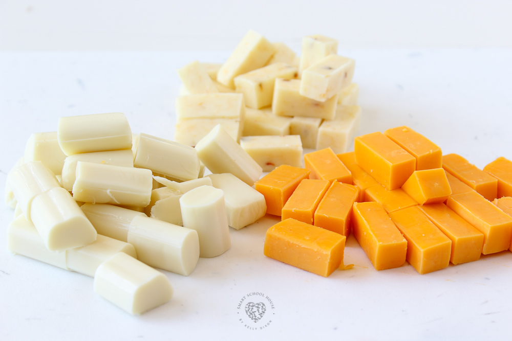 Cortar el queso en 4 trozos. 