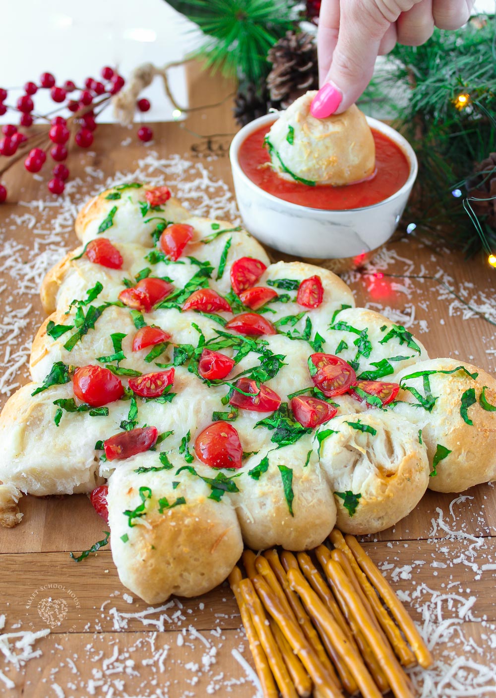 Este delicioso pan en forma de árbol de Navidad está cargado de queso cheddar, mozzarella y otros quesos para sorprender en cada bocado cálido, mantecoso y con ajo.