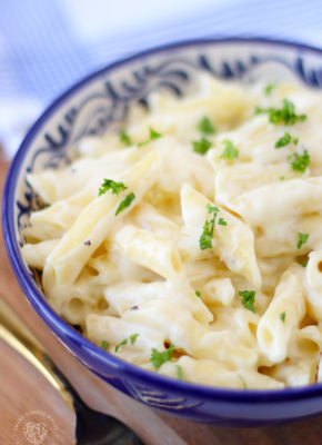 Make homemade Alfredo sauce that is better than Olive Garden! Dinner is done in just 20 minutes! Pair this easy Alfredo sauce with any pasta for for the BEST dinner the whole family will love! #alfredo #olivegarden #fettuccine #pasta #italian #dinner