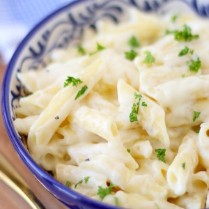 Make homemade Alfredo sauce that is better than Olive Garden! Dinner is done in just 20 minutes! Pair this easy Alfredo sauce with any pasta for for the BEST dinner the whole family will love! #alfredo #olivegarden #fettuccine #pasta #italian #dinner