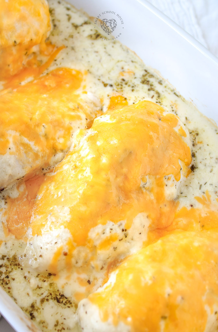 This recipe for creamy garlic chicken tastes AMAZING and it’s so simple to make! Tender and juicy chicken covered in a mouthwatering, creamy, cheesy topping. Such a quick and easy dinner, uses simple ingredients,  and the whole family will love it!