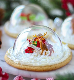 Snow Globe Cookies take Christmas Cookies to the next level – they are cute, delicious, and look BEAUTIFUL on the holiday table!
