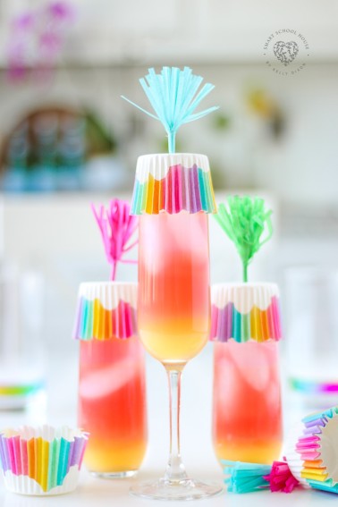 Adorable Cupcake Liner Drink Covers to prevent bugs from enjoying my pretty drinks! Not only practical, but this tip is also a fun way to brighten up the table!