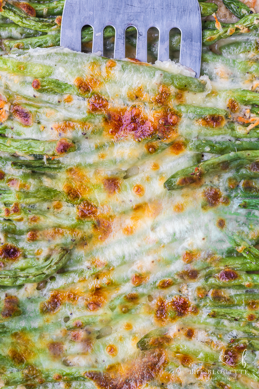 Cheesy Garlic Baked Green Beans! A wonderful vegetable side dish for holidays or for a weeknight dinner. Low-carb and keto-friendly recipe with lots of flavors!