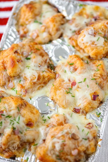 BBQ Chicken Bubble Up Pizza Cups - Buttery soft biscuits combined with chicken covered in BBQ sauce and topped with lots of melted cheese.