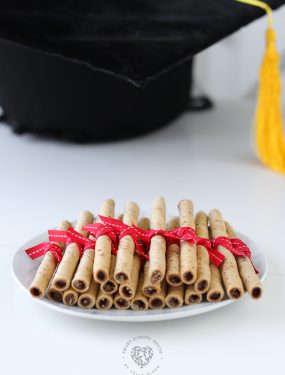 With graduations of all levels in the air, add these Diploma Cookies to your graduation party decor!