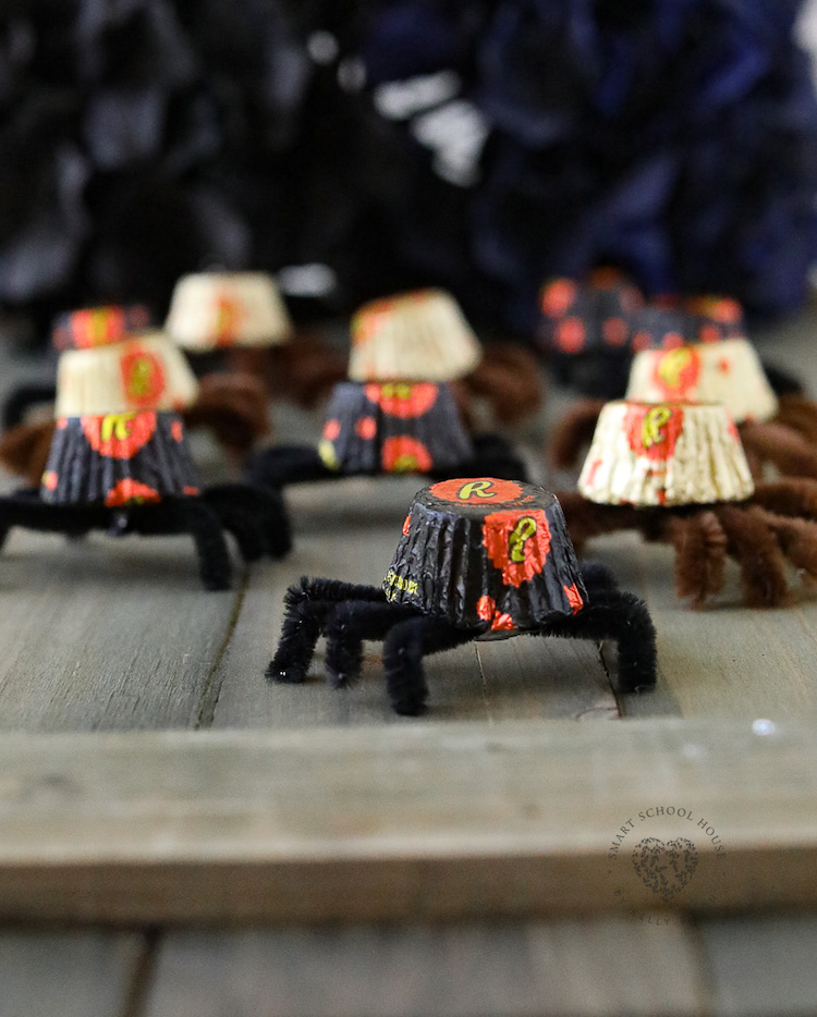 Peanut Butter Cup Spindlar är en söt och enkel Halloweenpysselidé som kommer att få alla att le på läpparna!  Dessa spöklika spindlar är lätta att göra och ack så roliga att dela med vänner i oktober.
