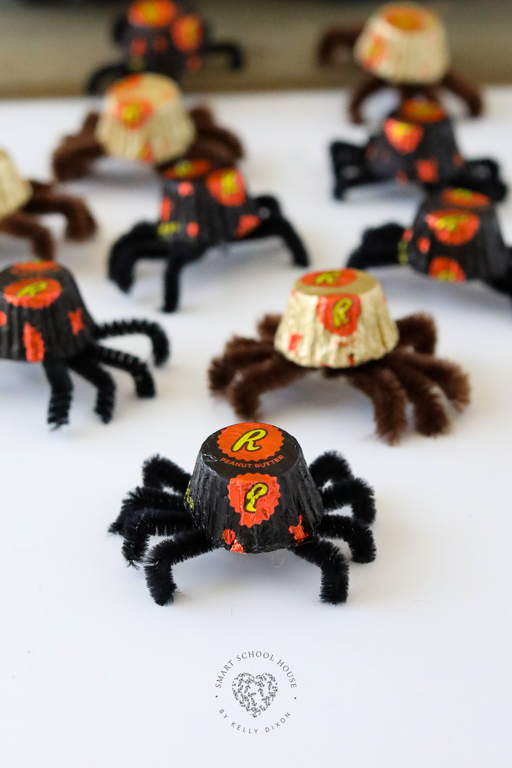 Les araignées au beurre de cacahuète sont une idée d'artisanat d'Halloween mignonne et facile qui fera sourire tout le monde !  Ces araignées effrayantes sont faciles à fabriquer et à partager avec des amis en octobre.