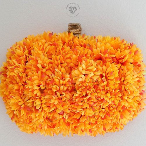 Gör denna vackra blommiga pumpakrans med hjälp av tillbehör från dollarbutiken!  Denna handgjorda krans är så lätt att göra, vem som helst kan göra det!