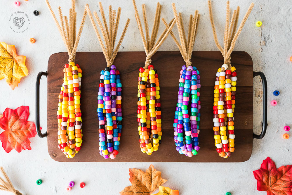 ¡Las trenzas con punzón hechas con limpiapipas son una manualidad de otoño fácil y hermosa!  ¡Artesanía simple de maíz de otoño para niños y adultos!