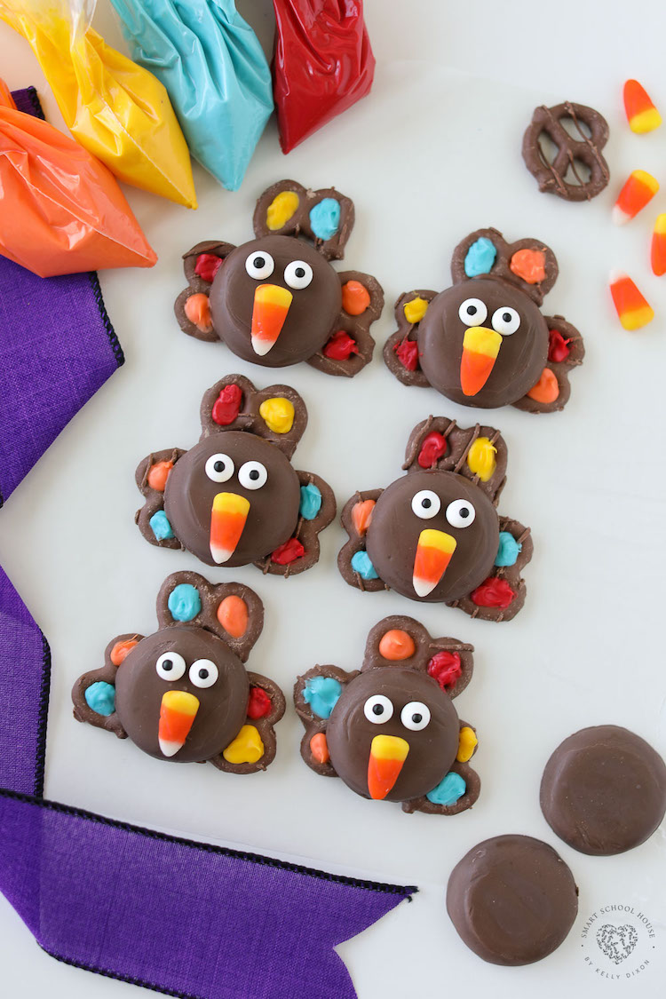 ¡Pavo cubierto de chocolate con plumas de pavo de colores y pico de maíz dulce!  ¡Un regalo divertido y festivo para el Día de Acción de Gracias! 