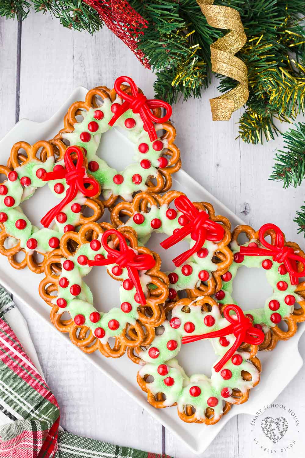 ¡Las coronas de pretzel con un lazo de regaliz rojo son una gran y festiva idea navideña!  Regalo favorito de vacaciones.