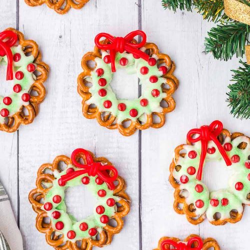 ¡Las coronas de pretzel con un lazo de regaliz rojo son una gran y festiva idea navideña!