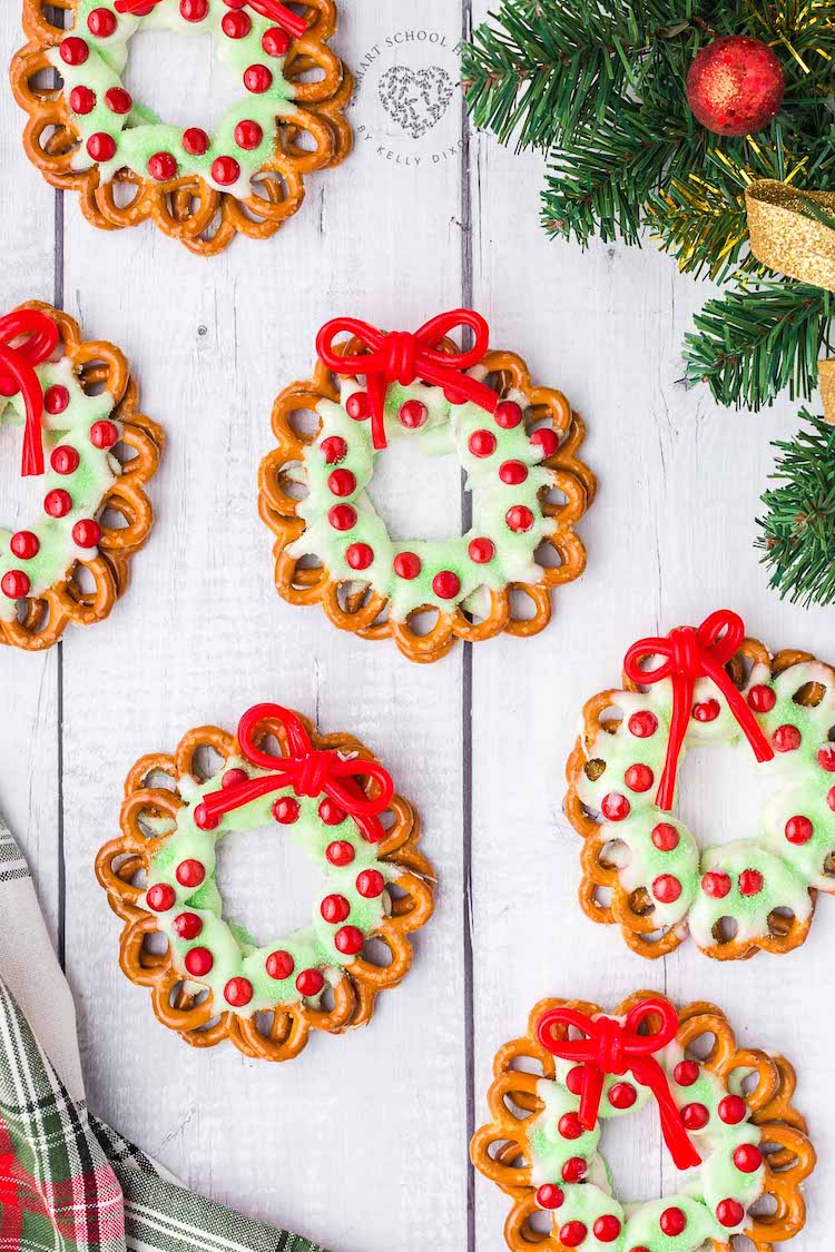 ¡Las coronas de pretzel con un lazo de regaliz rojo son una gran y festiva idea navideña!