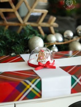 Snow Globe Gift Toppers are a beautiful way to adorn your wrapped Christmas gifts. This quick little Christmas snow globe craft makes gift boxes look so special!