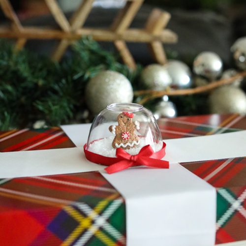Los envoltorios de regalo de bola de nieve son una forma hermosa de decorar tus regalos de Navidad envueltos.  ¡Esta pequeña y rápida artesanía navideña con forma de bola de nieve hace que las cajas de regalo se vean muy especiales!