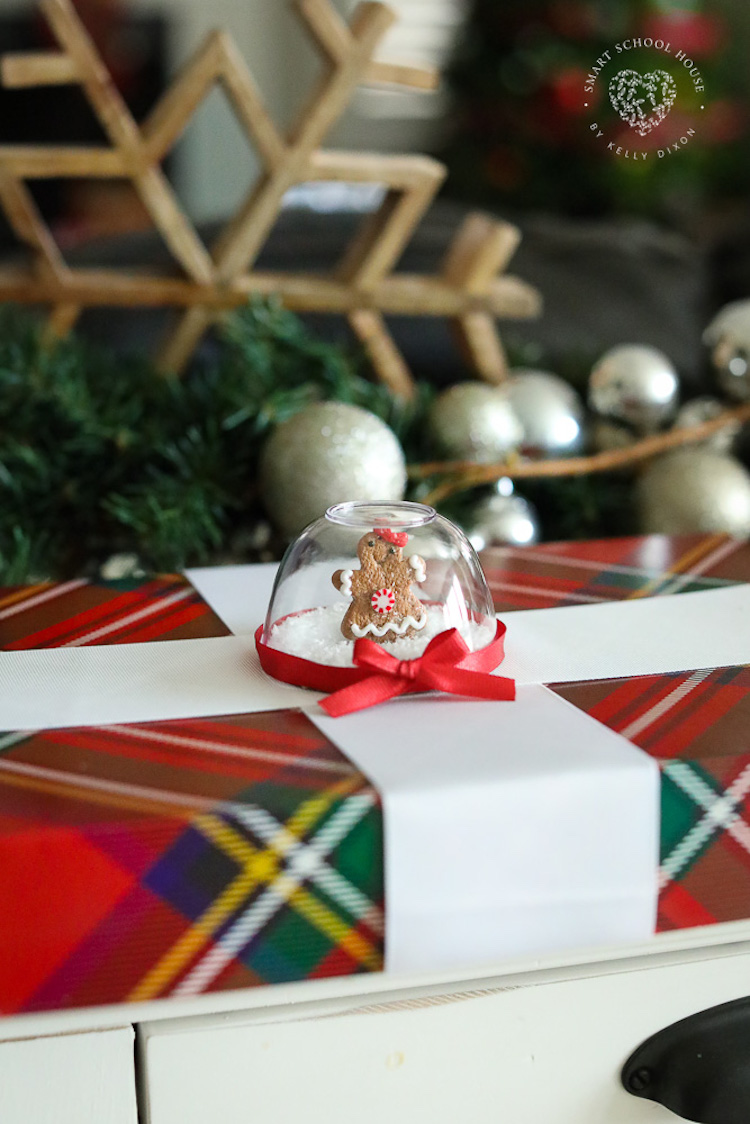 Snow Globe Gift Toppers är ett vackert sätt att pryda dina inslagna julklappar.  Detta snabba lilla julsnöklothantverk gör att presentförpackningar ser så speciella ut!